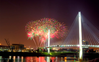 Fireworks over the Missouri River wallpaper