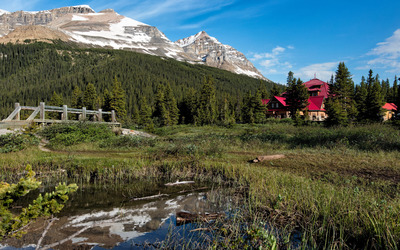 Mansion in the rocky mountains Wallpaper