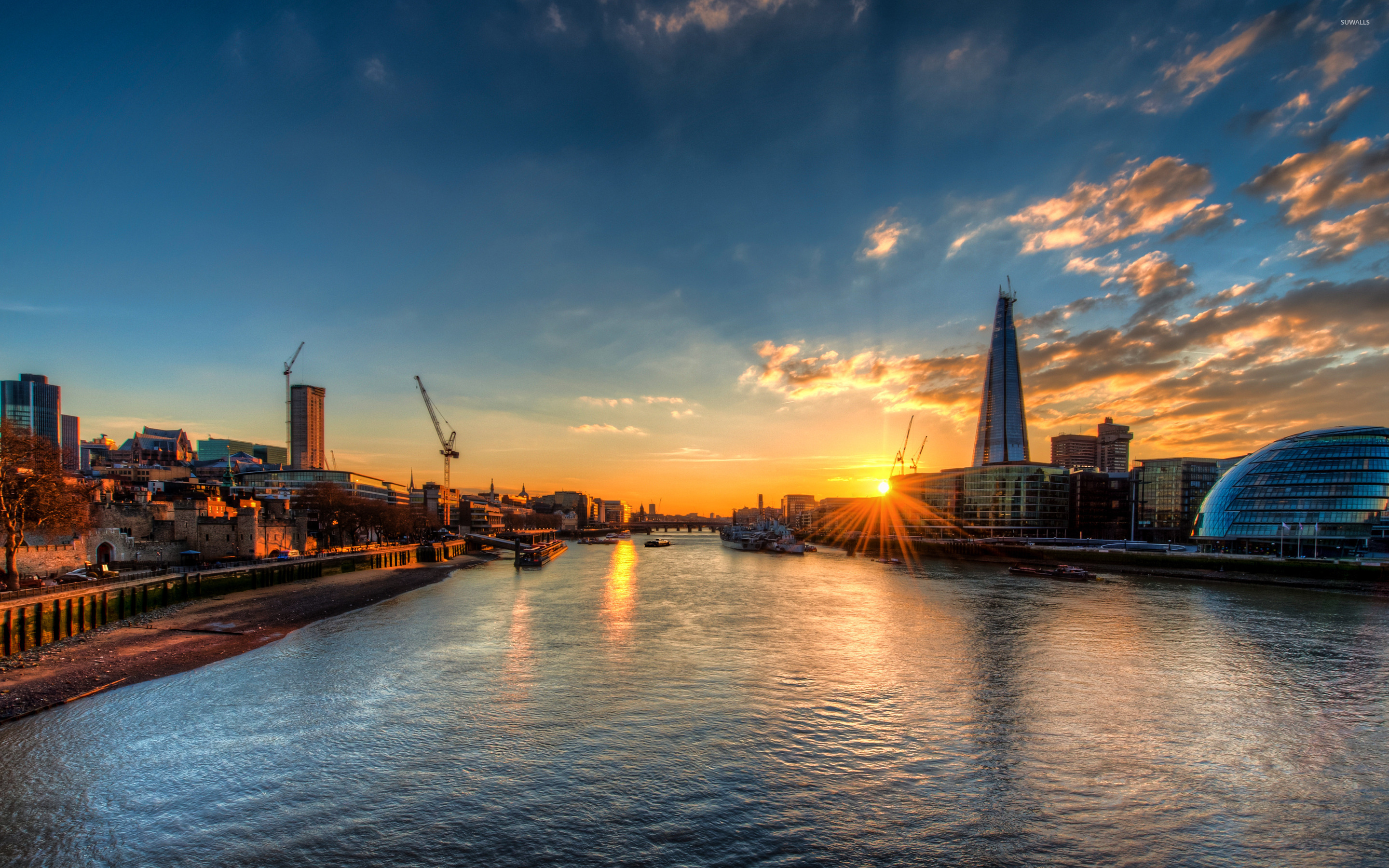 founded by romans this leading global world city stands on the river thames