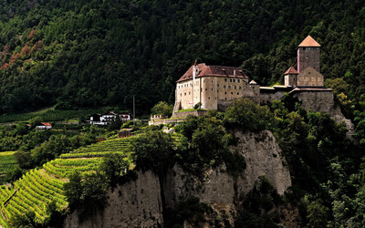 Tirol Castle in Italy wallpaper